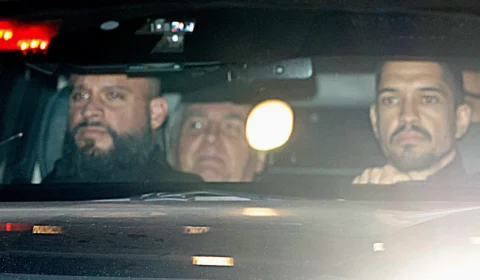 Jair Bolsonaro recebe alta hospitalar e volta a cumprir pena na PF