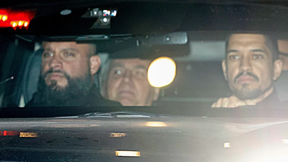 Jair Bolsonaro recebe alta hospitalar e volta a cumprir pena na PF