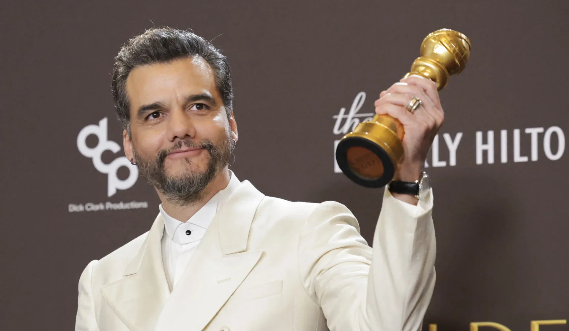 Wagner Moura e o Globo de Ouro de Melhor ator. Foto: Reuters/Folhapress