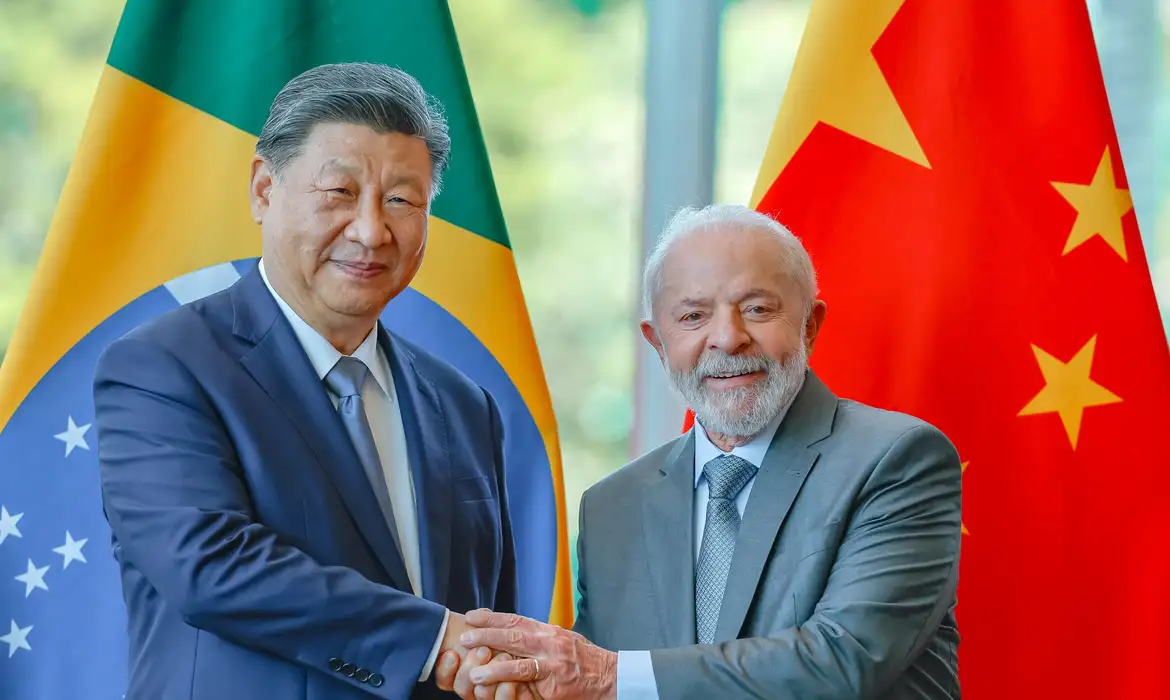 Em ligação com Lula, Xi diz que Brasil e China devem proteger Sul Global e fortalecer a ONU