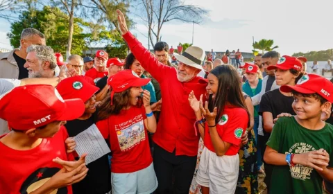 Lula vai a ato do MST e diz que está pronto para enfrentar fascistas na eleição