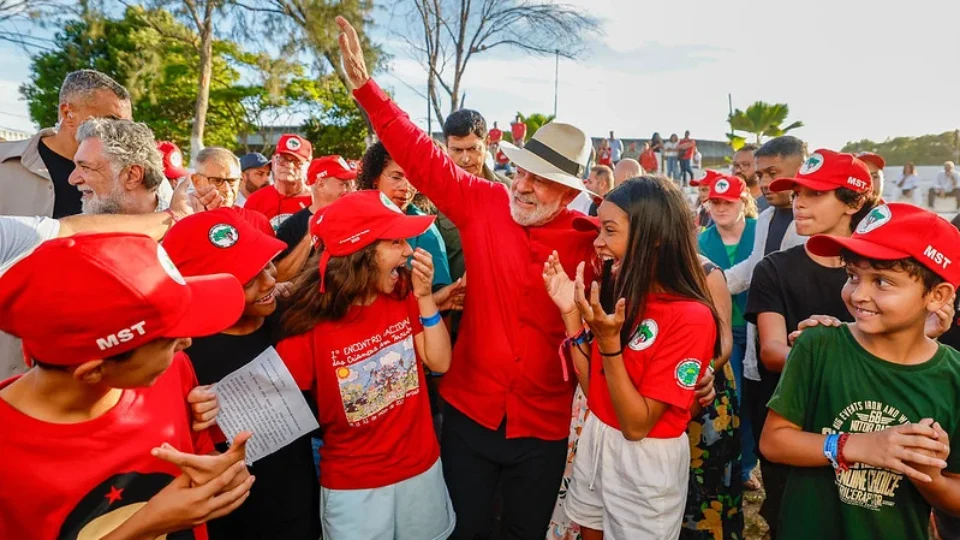 Lula vai a ato do MST e diz que está pronto para enfrentar fascistas na eleição