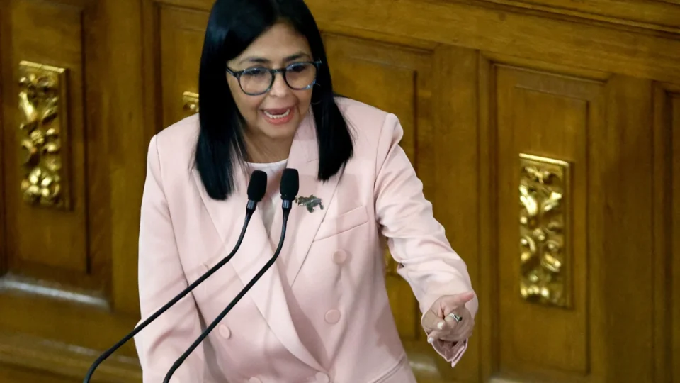 Presidente interina da Venezuela conclama EUA à paz e agora fala em ‘agenda de cooperação’