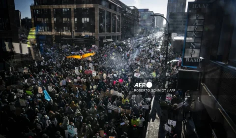 Manifestantes desafiam ações anti-imigração nos EUA após detenção de criança