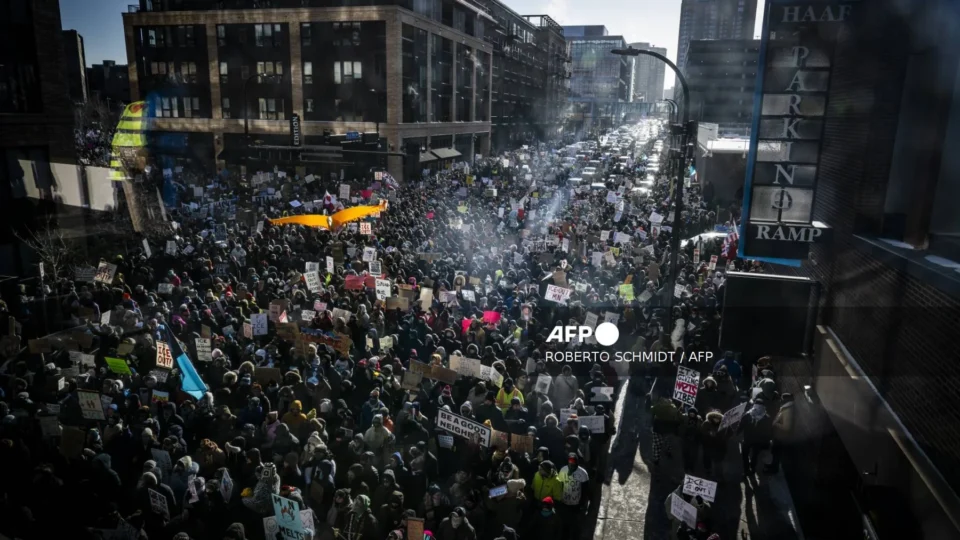Manifestantes desafiam ações anti-imigração nos EUA após detenção de criança