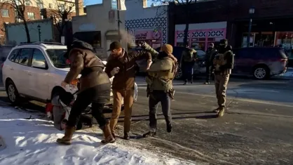 Agentes do ICE imobilizam e agridem Alex Pretti. (Redes sociais)