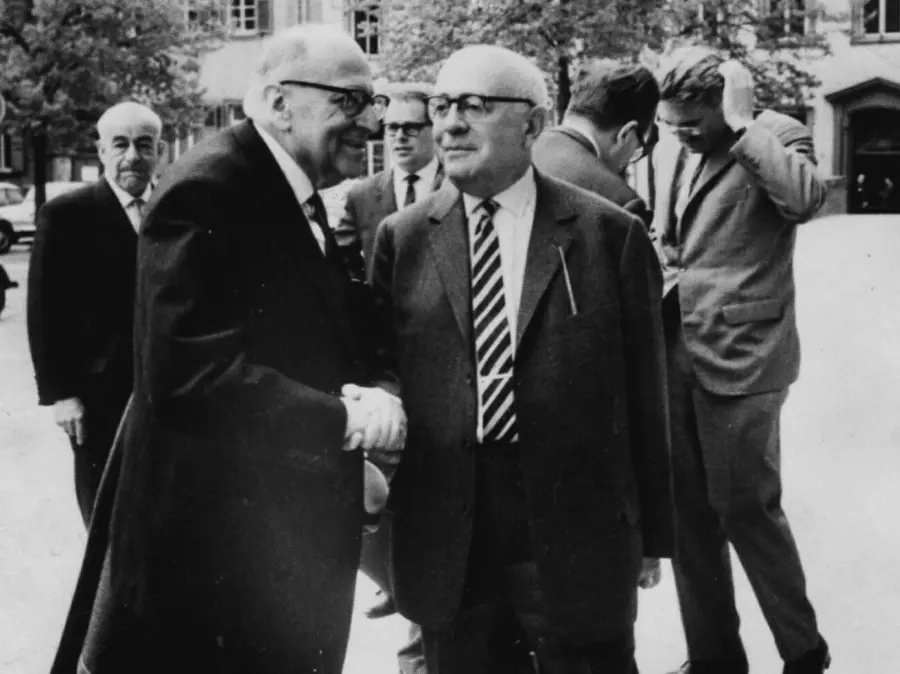 Adorno e Horkheimer Na foto, Adorno e Horkheimer - os pensadores que criaram o conceito da indústria cultural. Foto: Wikimedia