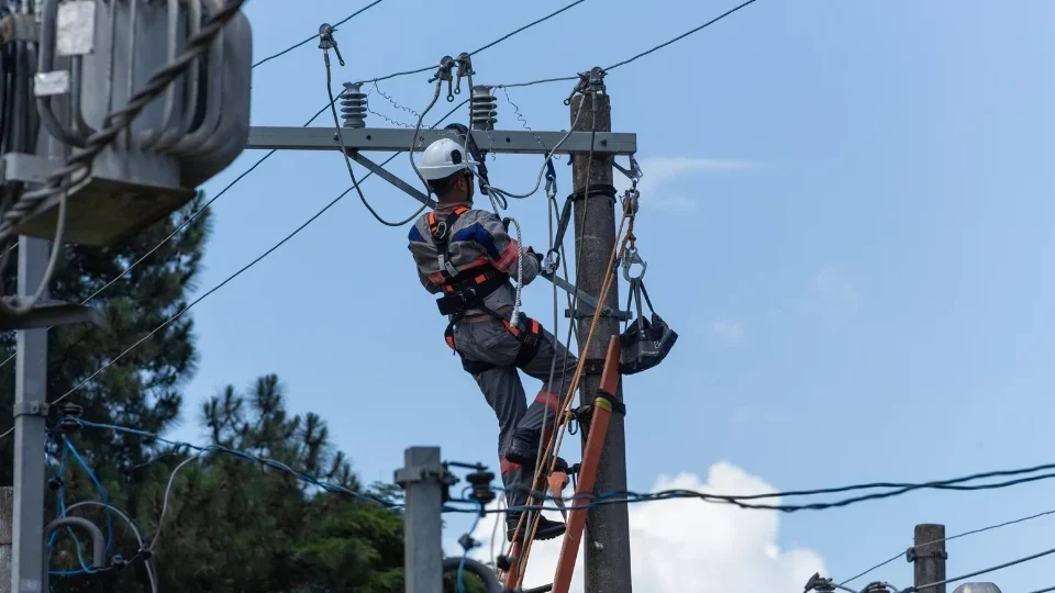 Enel divulga dados discrepantes e atrasados há pelo menos 3 anos, aponta sindicato de trabalhadores