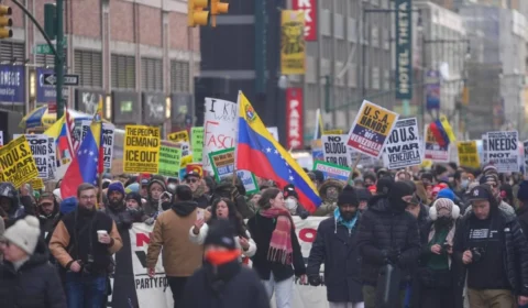 Cidades dos EUA têm manifestações contra a intervenção militar de Trump na Venezuela