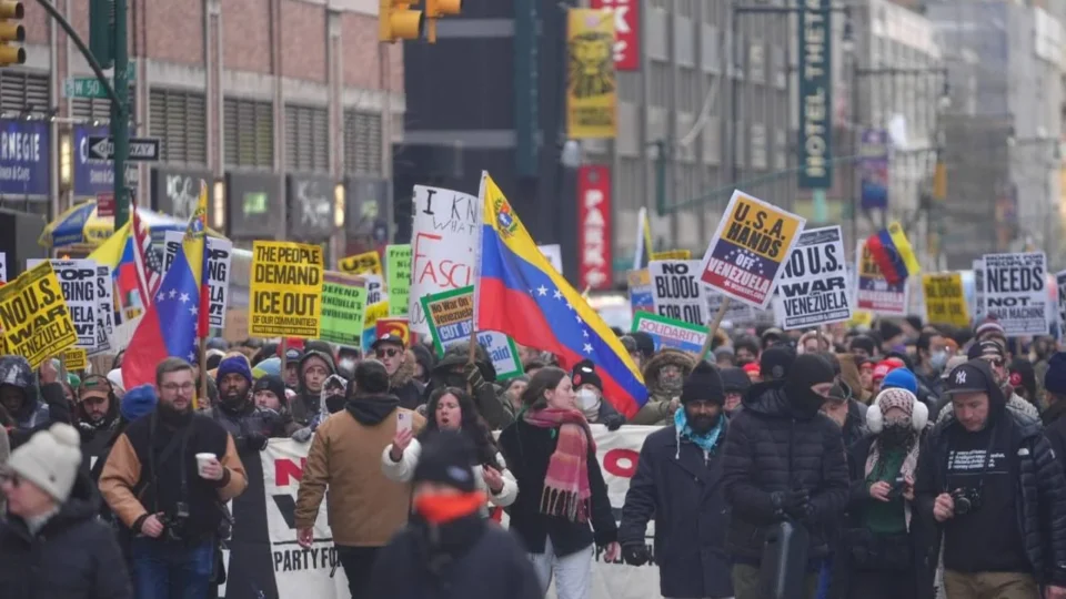Cidades dos EUA têm manifestações contra a intervenção militar de Trump na Venezuela