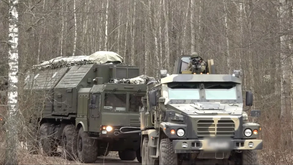 Rússia usa míssil hipersônico contra Ucrânia em ataque massivo