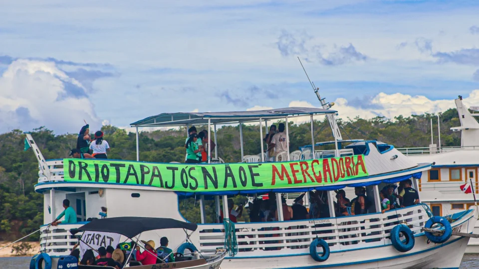 Barqueata marca sétimo dia de protesto indígena contra dragagem em rio no Pará