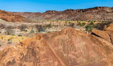Arábia Saudita descobre sítios de pinturas rupestres milenares na região montanhosa de Soudah