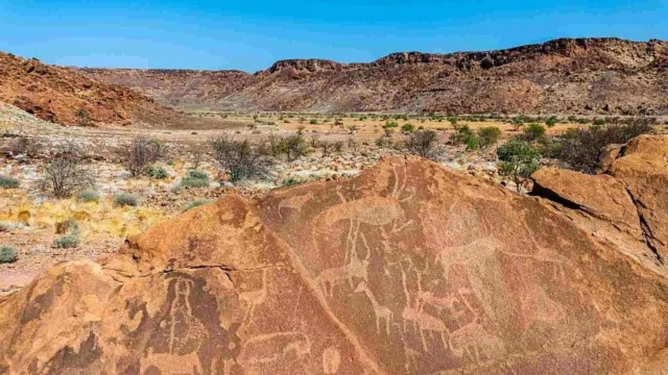 Arábia Saudita descobre sítios de pinturas rupestres milenares na região montanhosa de Soudah