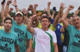 Caminhada de Nikolas tem proteção policial e assessora de plantão com pomada e Gatorade