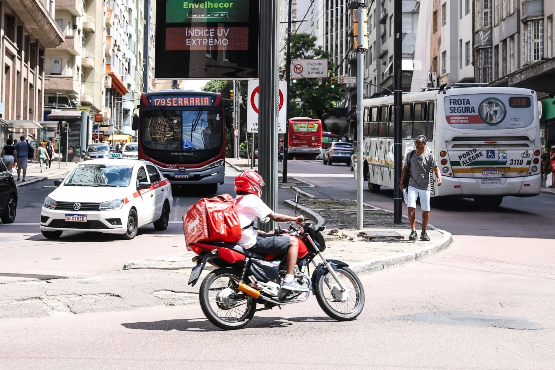 Segundo a Organização Internacional do Trabalho (OIT), 2,41 bilhões de trabalhadores (o equivalente a 71% da força de trabalho global) estão expostos aos riscos do calor excessivo, problema que resulta em 22,9 milhões de lesões e 18.970 mortes por ano no mundo | Crédito: Rafa Dotti