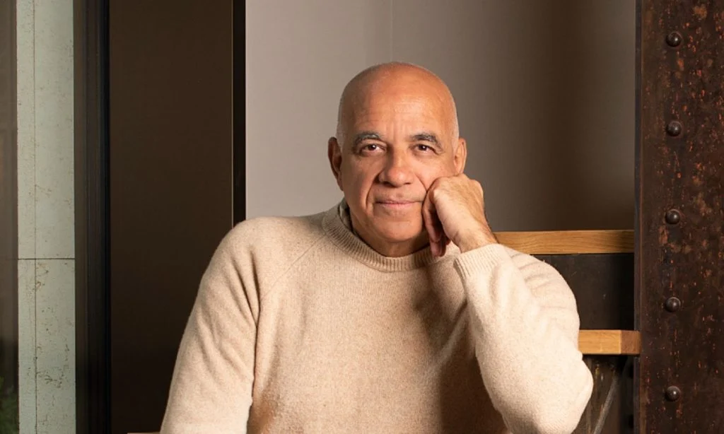 Na foto, o sociólogo Jessé Souza, autor de livros como Pobre de Direita e A Elite do Atraso, referência na crítica à desigualdade social e à ideologia do mérito. Imagem: Claudia Araujo