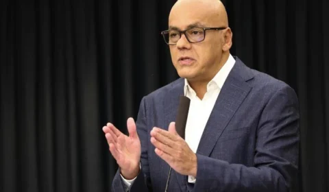 Venezuela diz que já libertou 400 presos; oposição e ONGs contestam