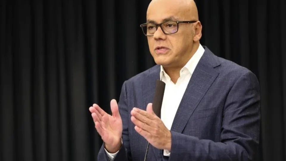 Venezuela diz que já libertou 400 presos; oposição e ONGs contestam