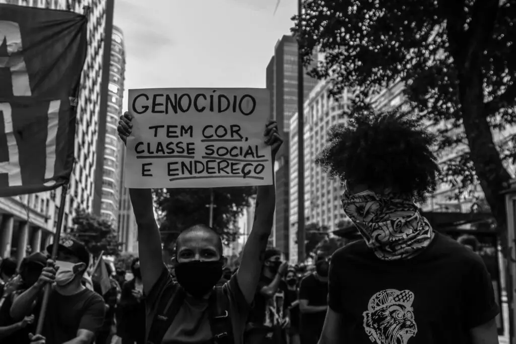 Escravidão no Brasil Legado O racismo estrutural se construiu como uma marca da sociedade brasileira e combatê-lo envolve compromisso coletivo. Imagem: Patrick Marinho/Casa Fluminense