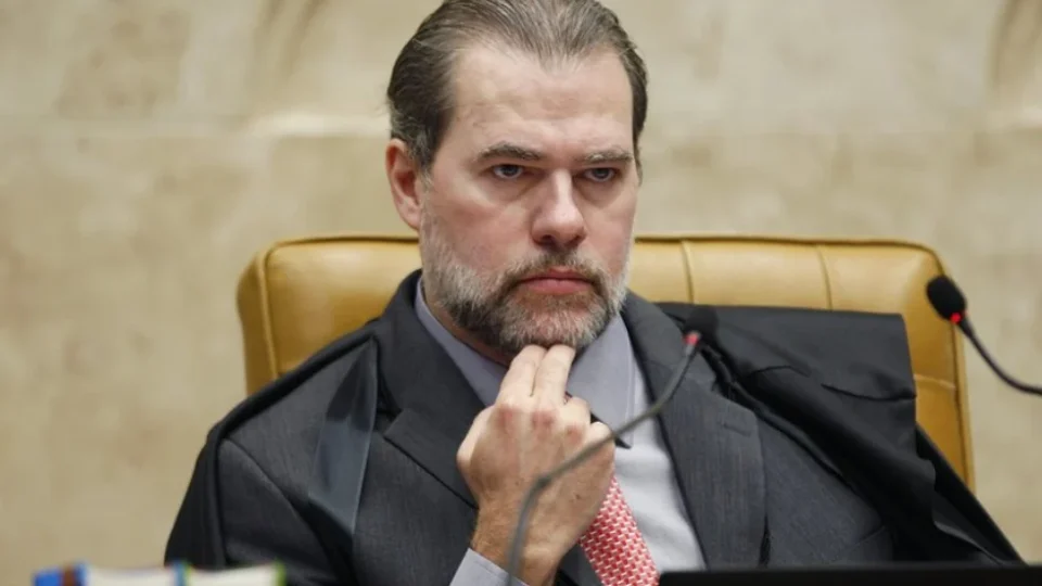 Após alerta da PF a Fachin, Toffoli manda ao STF dados de celulares do caso Master