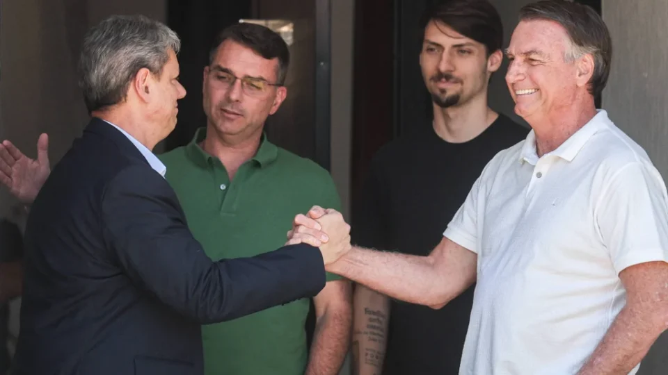 Tarcísio diz que disputará reeleição em SP após visita a Bolsonaro