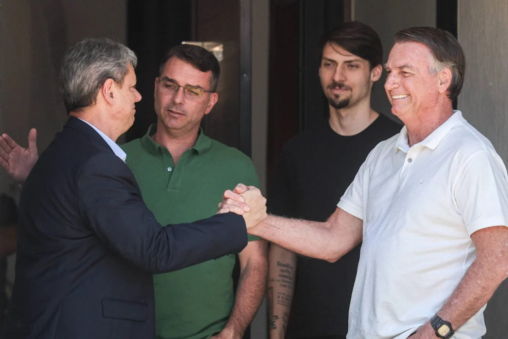 Tarcisio-de-Freitas-Republicanos-visita-o-ex-presidente-Jair-Bolsonaro