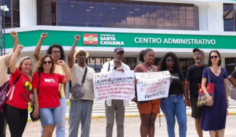 Manifestantes são barrados na sede do governo de SC em ato contra lei anticotas