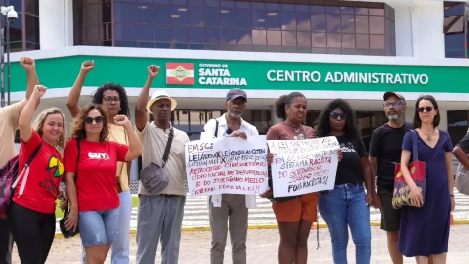 Manifestantes são barrados na sede do governo de SC em ato contra lei anticotas