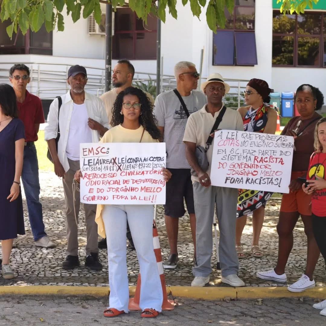 Manifestantes fazem atos contra o fim das cotas racias em SC (Foto: @luisblcomunica/Observatório de Enfrentamento ao Racismo de Santa Catarina)
