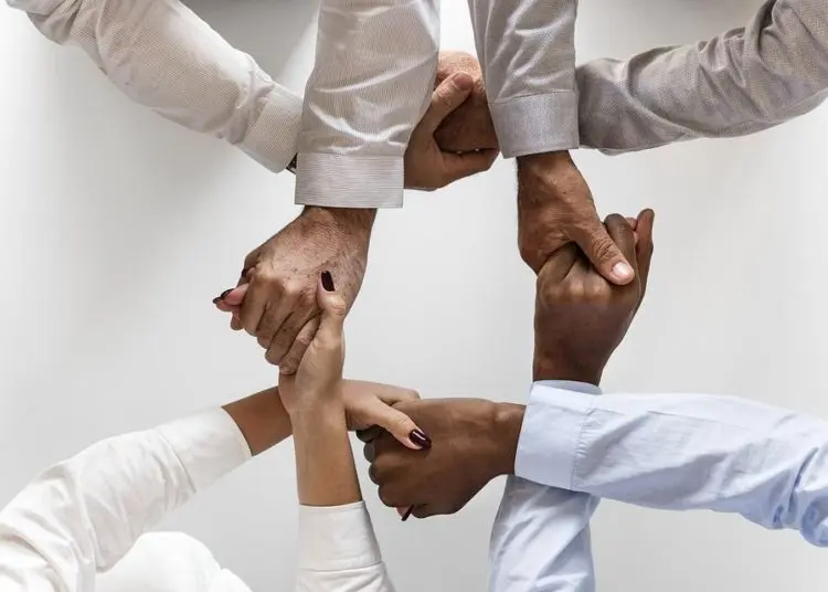 A transformação social começa quando a dor deixa de ser individual e vira pauta coletiva. Imagem: Flickr
