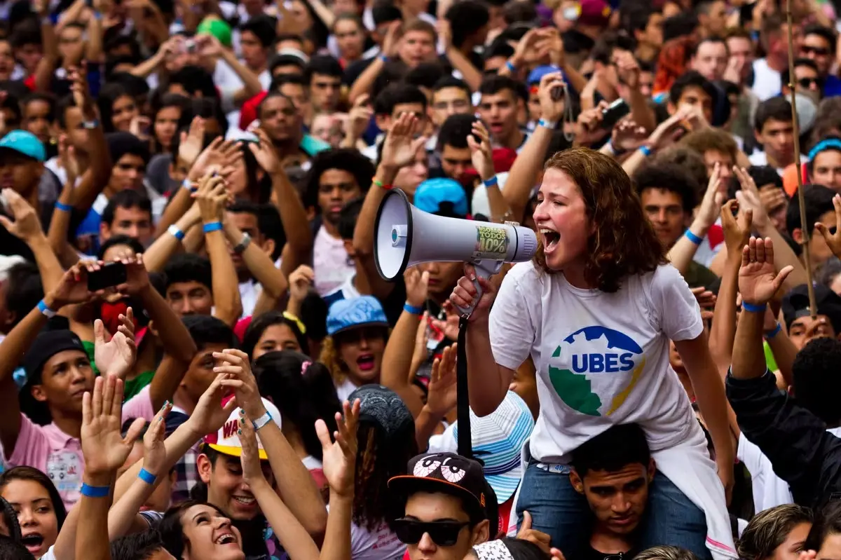 A transformação social depende de pressão constante: movimentos fortes, organização comunitária, sindicatos, educação política e participação ativa para impedir que interesses econômicos capturem o Estado. Imagem: Além dos Muros