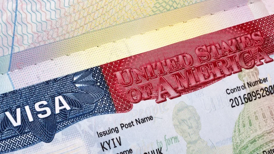 EUA suspendem emissão de vistos de imigrantes para 75 países, incluindo o Brasil