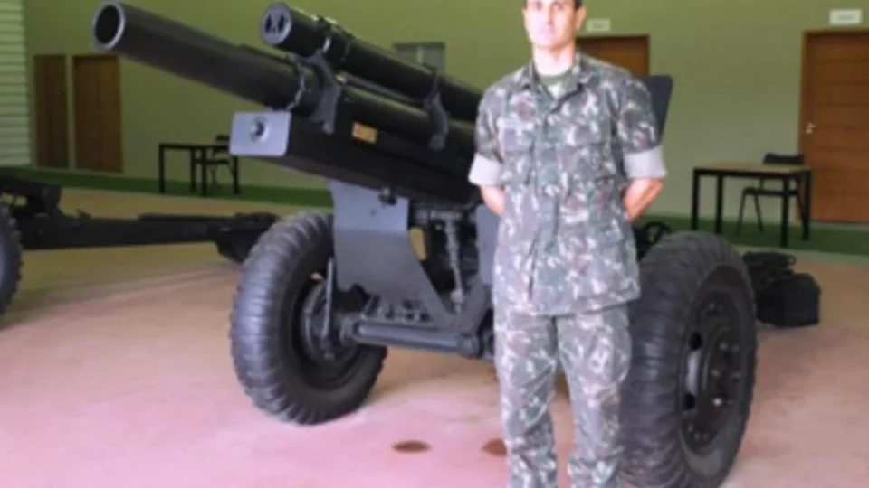 Exército abre processo e persegue coronel por livro com denúncias contra generais