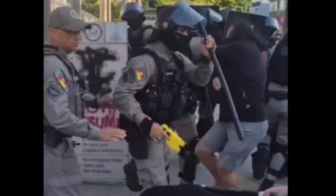 Manifestação em frente ao consulado dos EUA no RS é reprimida pela Brigada Militar