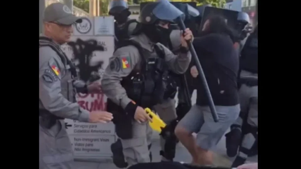 Manifestação em frente ao consulado dos EUA no RS é reprimida pela Brigada Militar