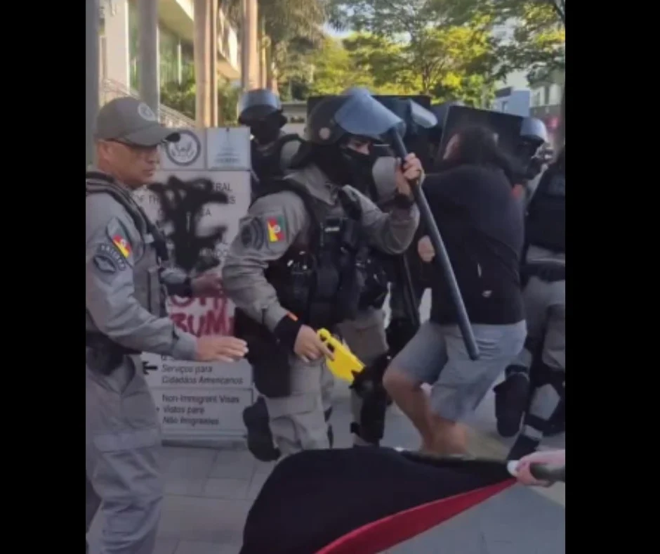 Manifestação em frente ao consulado dos EUA no RS é reprimida pela Brigada Militar
