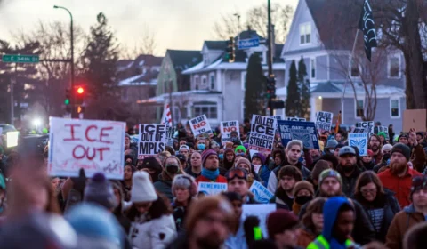 Protestos eclodem nos EUA após agente da imigração matar mulher em Minneapolis