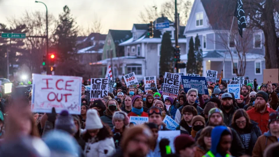 Protestos eclodem nos EUA após agente da imigração matar mulher em Minneapolis