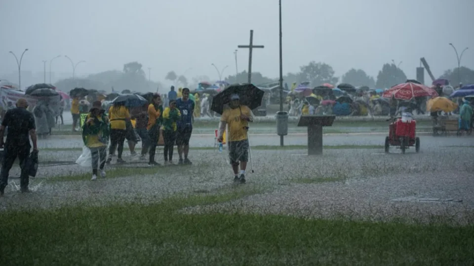 Quatro vítimas de raio em ato de Nikolas Ferreira continuam internadas