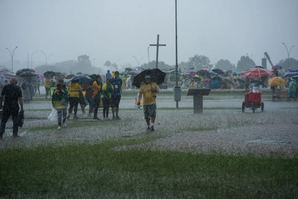 'Se eu tivesse morrido não teria problema', diz mulher atingida por raio em ato de Nikolas