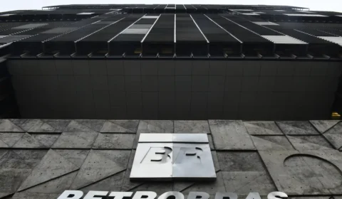 Petrobras reduz preço da gasolina em 5,2% a partir desta terça (27)