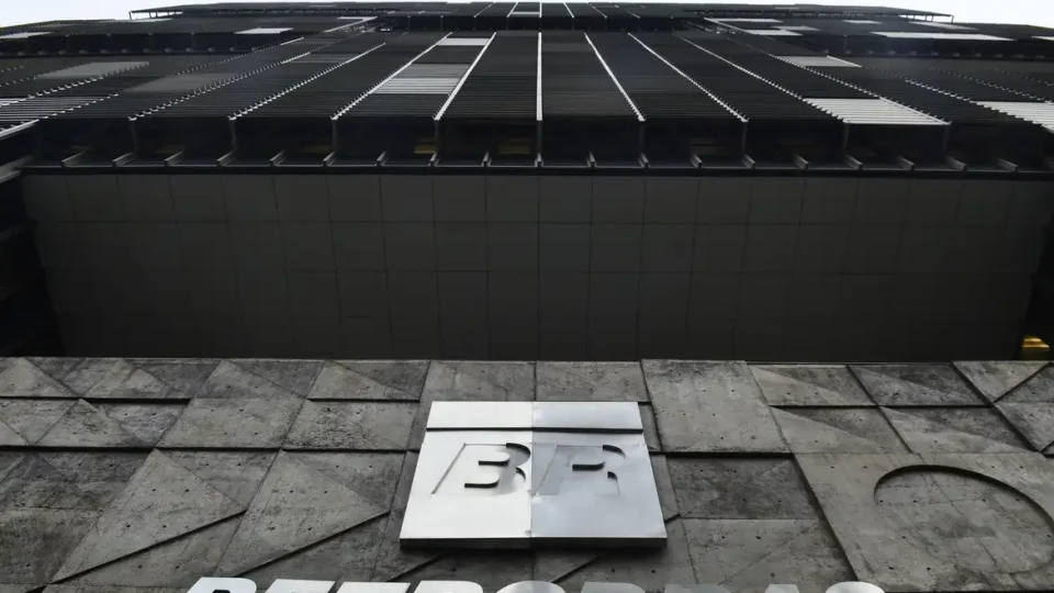 Petrobras reduz preço da gasolina em 5,2% a partir desta terça (27)