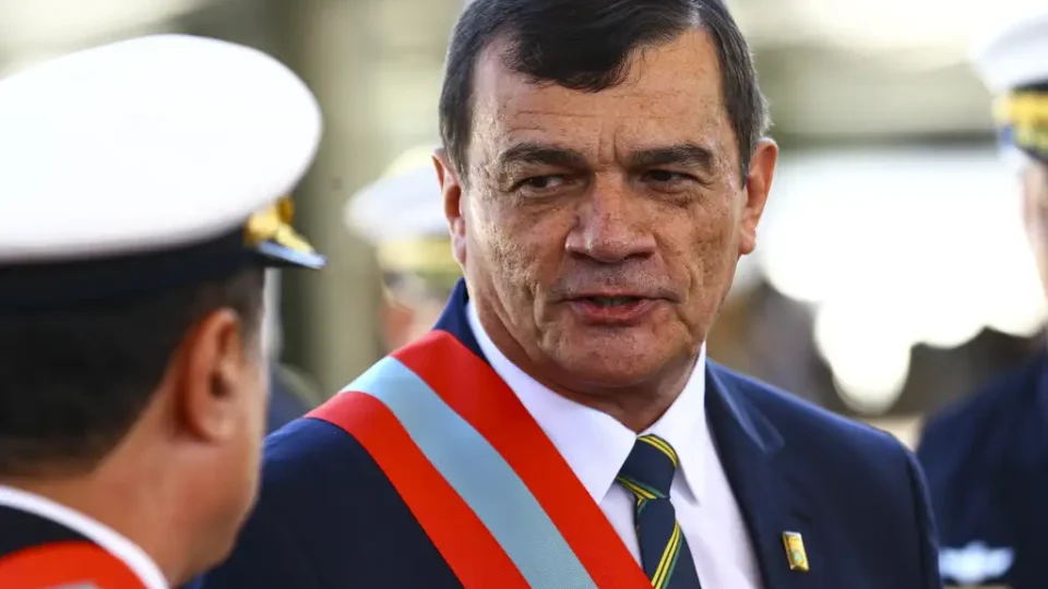 Regulamentos das Forças Armadas impedem trabalho de oficiais condenados por golpe