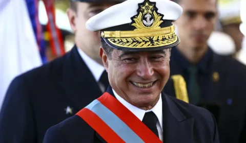 Condenado a mais de 20 anos, almirante Garnier tem visitas reguladas pelo STF