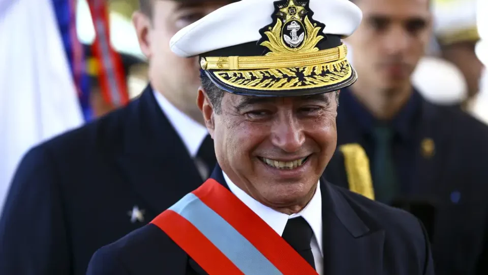 PGR vê falhas e ‘dupla vantagem’ em plano para reduzir pena de almirante golpista