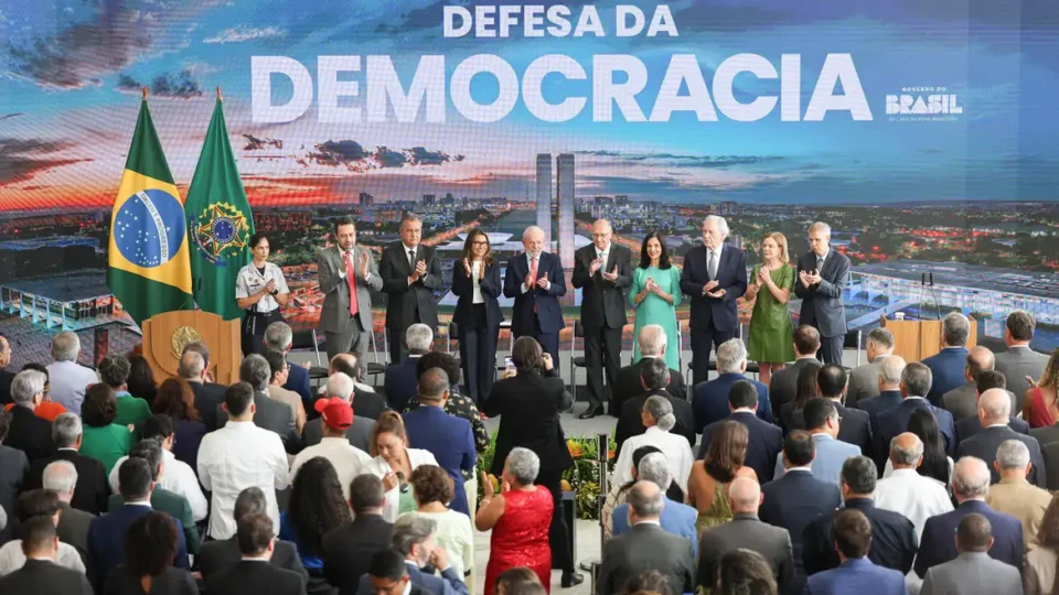 Lula veta redução de penas do 8/1 que beneficiaria Bolsonaro
