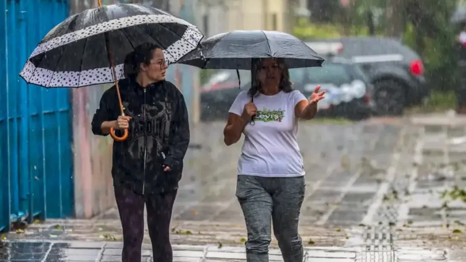 Previsão do tempo: frente fria e calor elevam risco de temporais no país