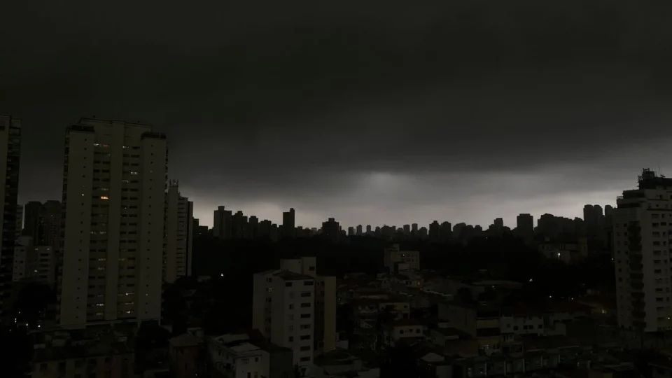 Temporais avançam pelo Brasil; chuva forte e granizo podem atingir Sul, SE e CO