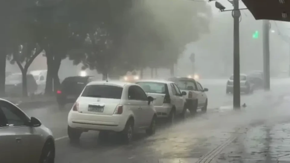 Ventos de até 110 km/h atingem áreas de São Paulo e do Rio com avanço de frente fria